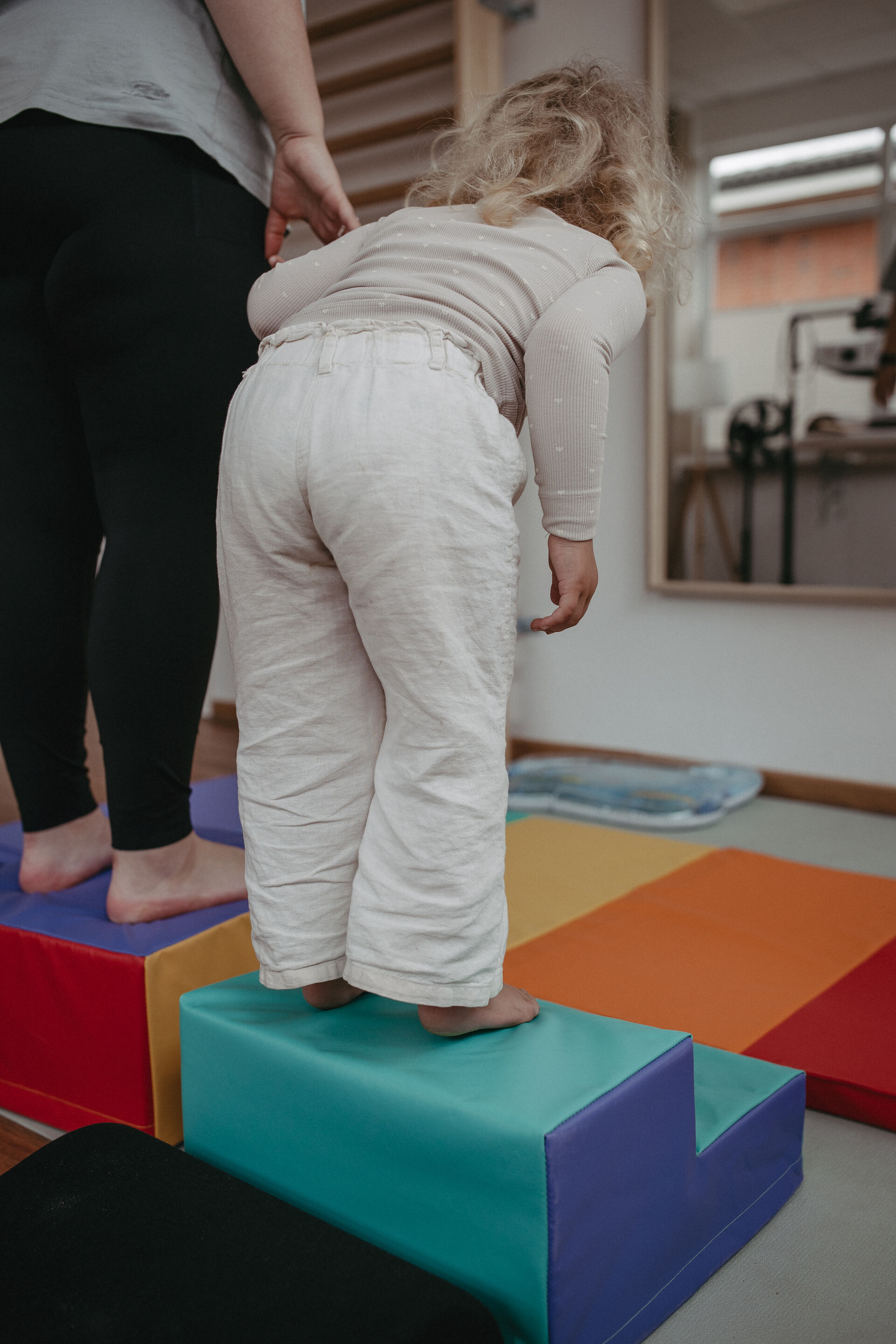 Therapiehuus Weddingstedt - Kind bei motorischen Übungen
