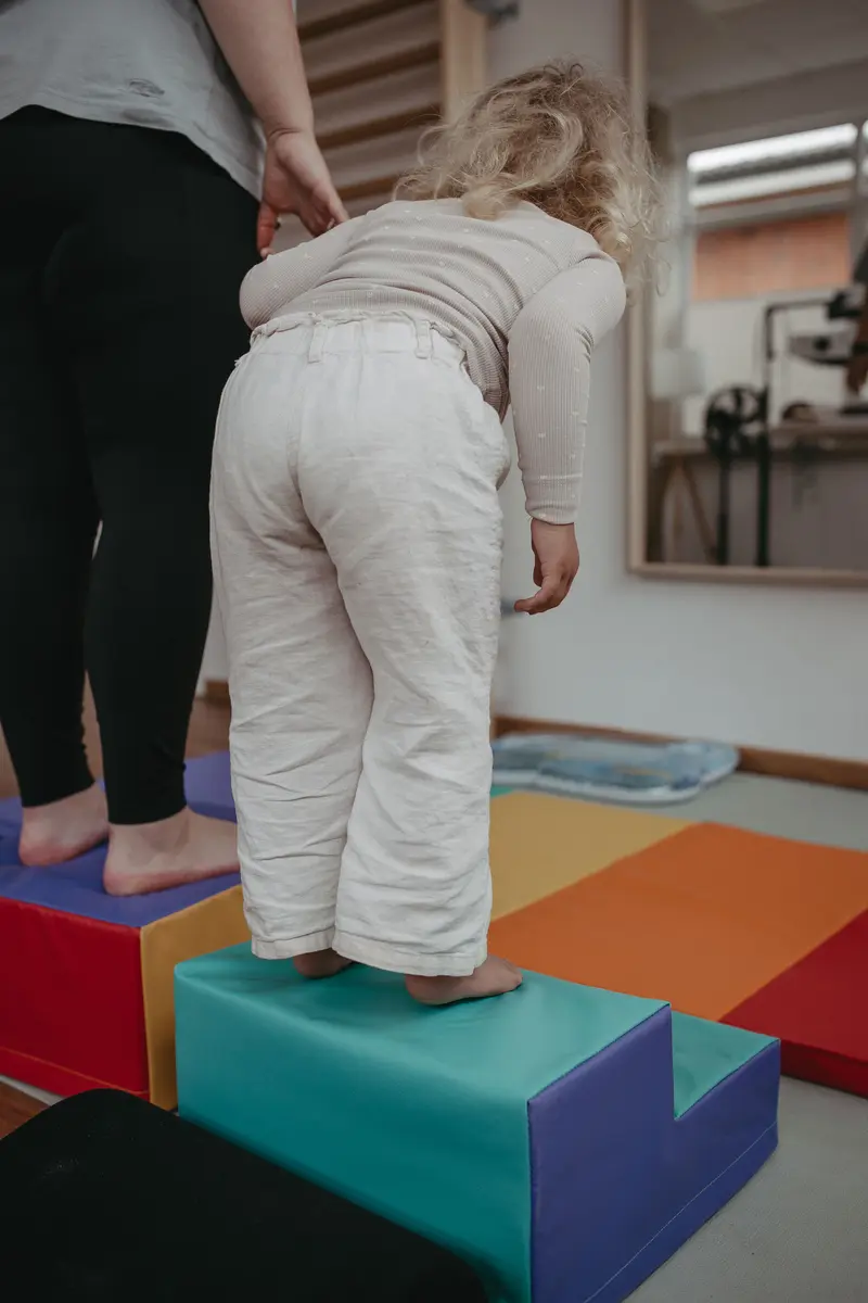 Therapiehuus Weddingstedt - Kind bei motorischen Übungen